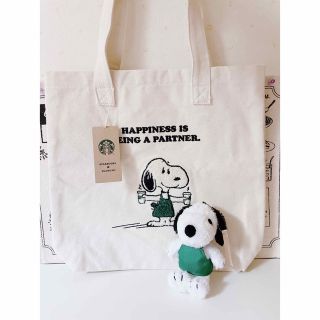 スターバックスコーヒー(Starbucks Coffee)の新品☆スタバ×スヌーピー トートバッグ&グリーンエプロンぬいぐるみストラップ(キャラクターグッズ)