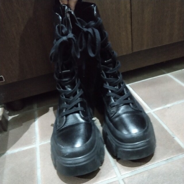 ZARA(ザラ)の厚底レザー調ミディアムロングブーツ レディースの靴/シューズ(ブーツ)の商品写真