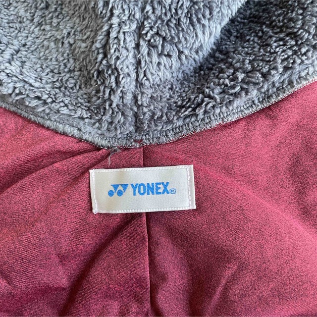 YONEX(ヨネックス)のヨネックス　YONEX フードウォーマー　レッド　中古　裏ボア スポーツ/アウトドアのテニス(ウェア)の商品写真