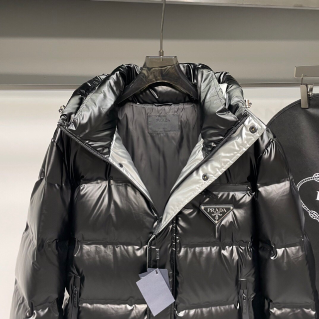 美品 Lサイズ PRADA ダウンジャケット 三角ロゴ ブラック 大きいサイズ 三角ロゴがポイント！PRADA(プラダ)のダウンジャケットが使える