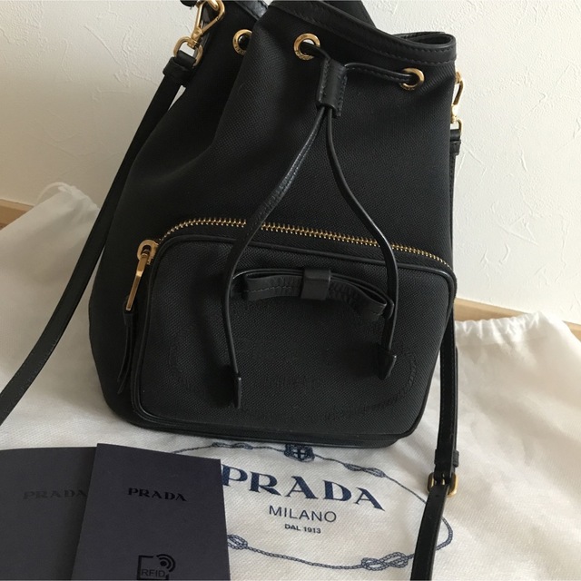 日本未発売】 PRADA - 美品 PRADA プラダ 巾着ショルダーバッグ 黒