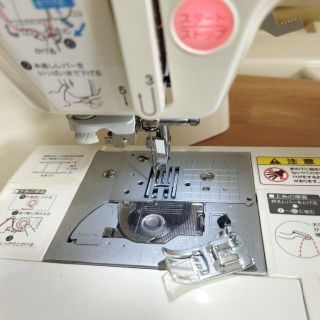 整備済保証付 刺繡機付 USB接続 自動糸切 コンピュータミシン CR1000の