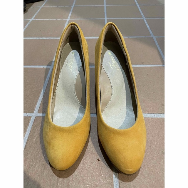 黄　イエロー　パンプス　スエード レディースの靴/シューズ(ハイヒール/パンプス)の商品写真