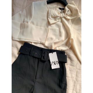 ザラ(ZARA)の【あーこ様ご専用】ZARA ハイウエストパンツ　XS  新品未使用タグ付き(クロップドパンツ)