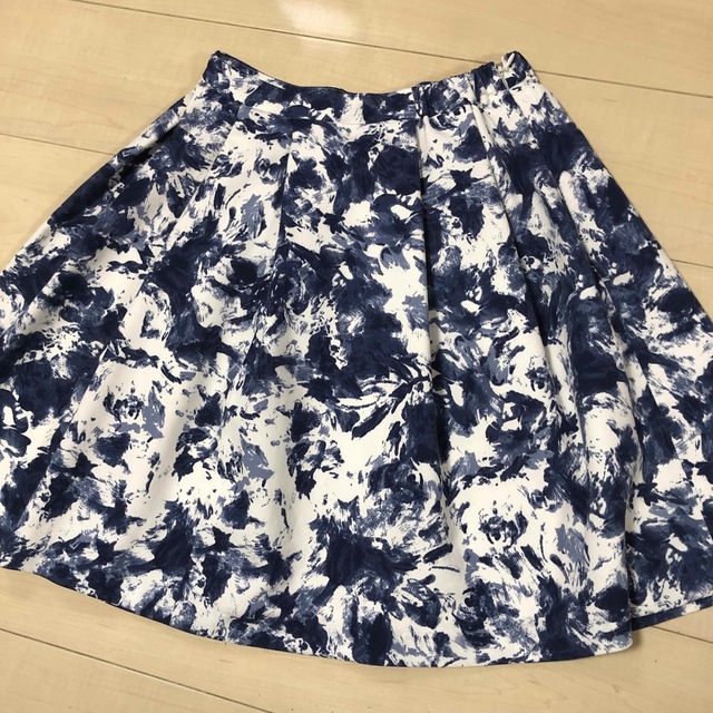 31 Sons de mode(トランテアンソンドゥモード)の青×白フレアースカート レディースのスカート(ひざ丈スカート)の商品写真