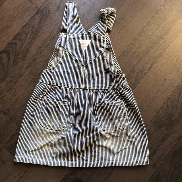 OshKosh(オシュコシュ)のオシュコシュ　110 ジャンパースカート　ヒッコリー キッズ/ベビー/マタニティのキッズ服女の子用(90cm~)(その他)の商品写真