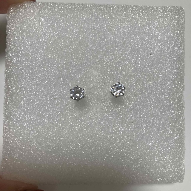 新品　ダイヤモンド風　一粒ピアス　4月誕生石ダイヤモンド風ピアス レディースのアクセサリー(ピアス)の商品写真