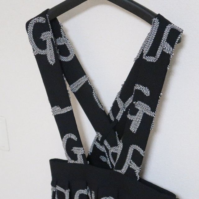 COMME des GARCONS GIRL(コムデギャルソンガール)の新品 コムデギャルソン ガール ロゴ リボン 吊り スカート サロペット 黒 M レディースのスカート(ひざ丈スカート)の商品写真