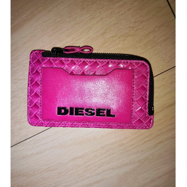 DIESEL(ディーゼル)のDIESEL☆エンボスフラグメントケース レディースのファッション小物(コインケース)の商品写真