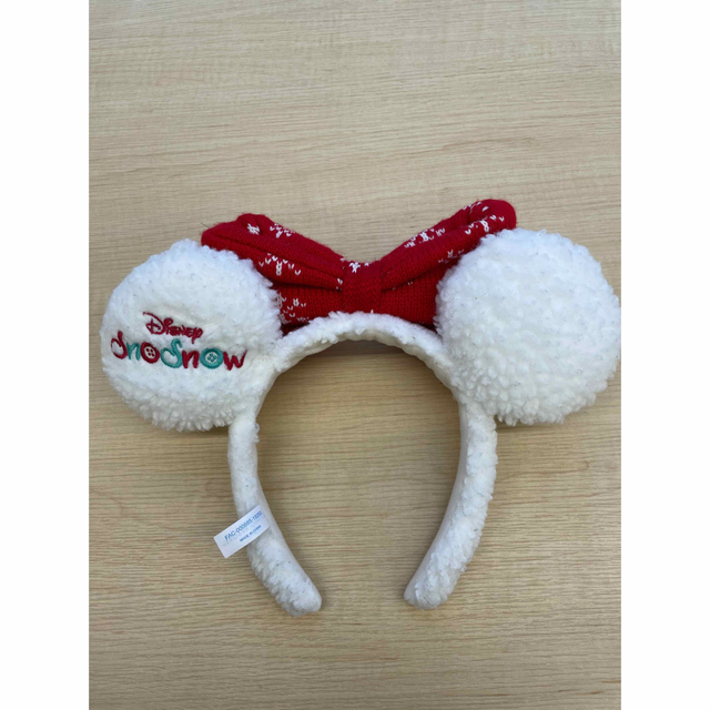 Disney(ディズニー)のディズニーリゾート　白ボア✖️赤雪柄　ミニーちゃん　カチューシャ　被り物　髪飾り レディースのヘアアクセサリー(カチューシャ)の商品写真