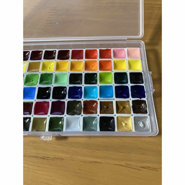ホルベイン 透明水彩 絵の具　72色セット ケース付き エンタメ/ホビーのアート用品(絵の具/ポスターカラー)の商品写真