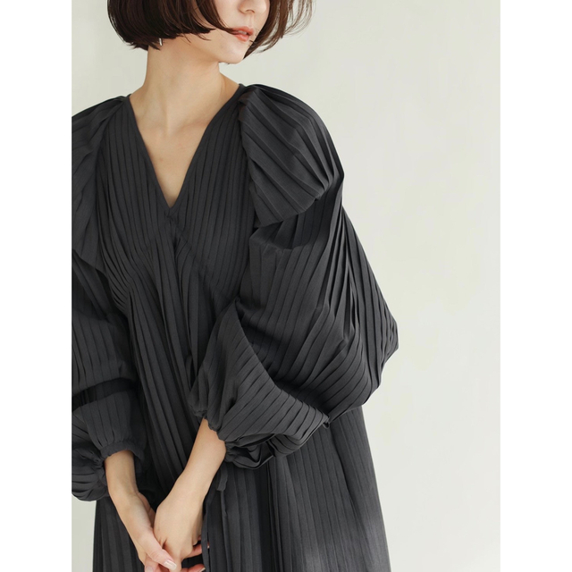 louren｜all pleats volume dress｜CHARCOAL レディースのワンピース(ロングワンピース/マキシワンピース)の商品写真