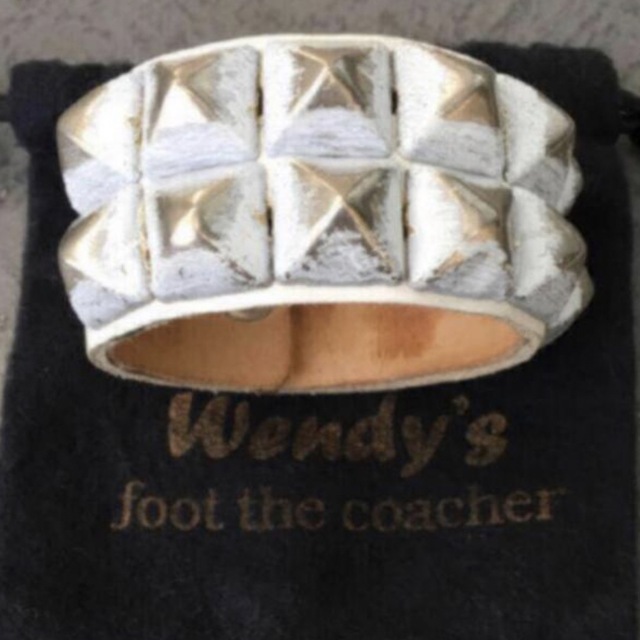 Wendy's & foot the coacher(ウェンディズアンドフットザコーチャー)のWendy's & foot the coacher  スタッズ リストバンド メンズのアクセサリー(ブレスレット)の商品写真