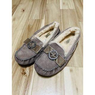 アグ(UGG)のUGG ダコタ ブローチ モカシン 薄紫グレー 未使用(スリッポン/モカシン)