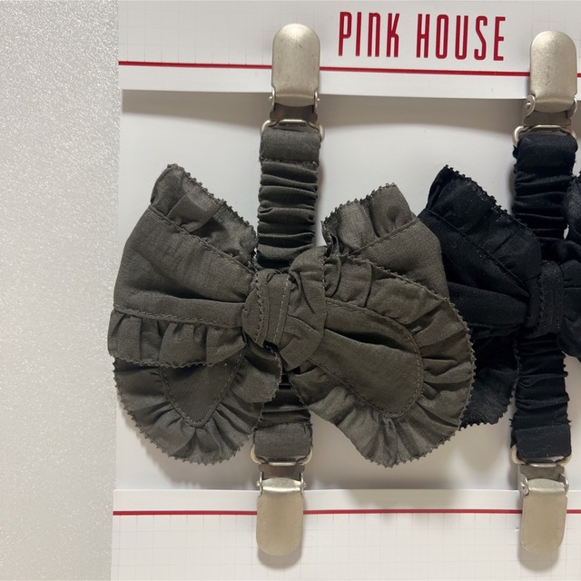 PINK HOUSE(ピンクハウス)のピンクハウス　ピコフリルリボン　たくし上げクリップ　黒系 レディースのファッション小物(その他)の商品写真