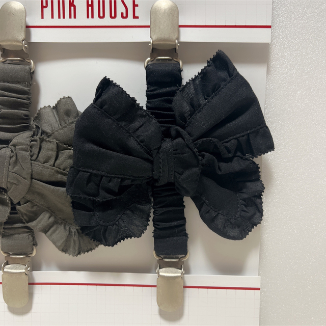 PINK HOUSE(ピンクハウス)のピンクハウス　ピコフリルリボン　たくし上げクリップ　黒系 レディースのファッション小物(その他)の商品写真