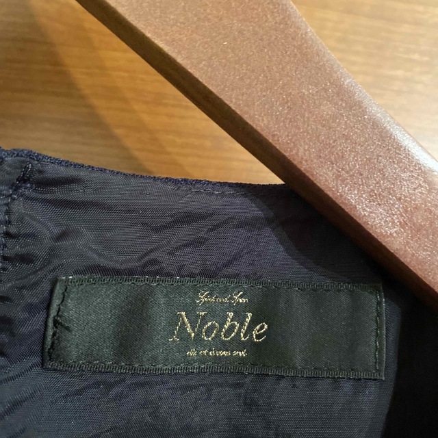 Noble(ノーブル)の美品　ノーブル　ネイビーワンピース レディースのワンピース(ひざ丈ワンピース)の商品写真