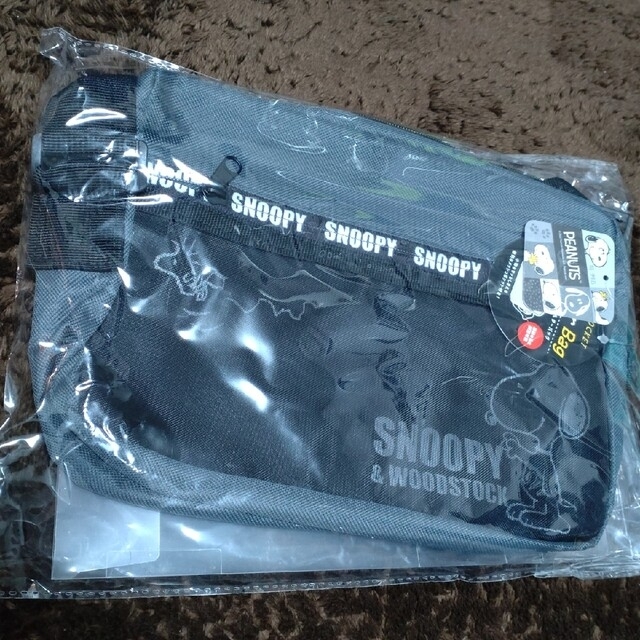 SNOOPY(スヌーピー)のさなち様専用　スヌーピー　メッシュポケット付きショルダーバッグ＆ランチボックス レディースのバッグ(ショルダーバッグ)の商品写真