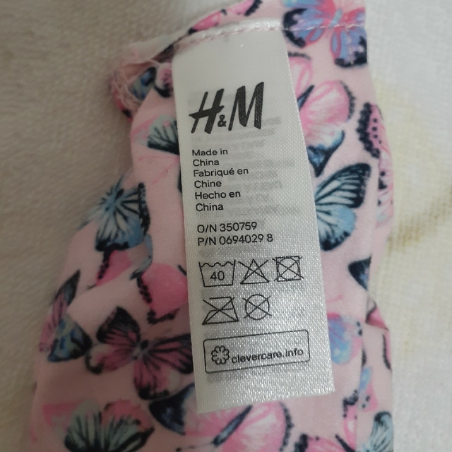 H&M(エイチアンドエム)の新品・未使用☆H&M ターバン(ピンク・蝶々柄) レディースのヘアアクセサリー(ヘアバンド)の商品写真