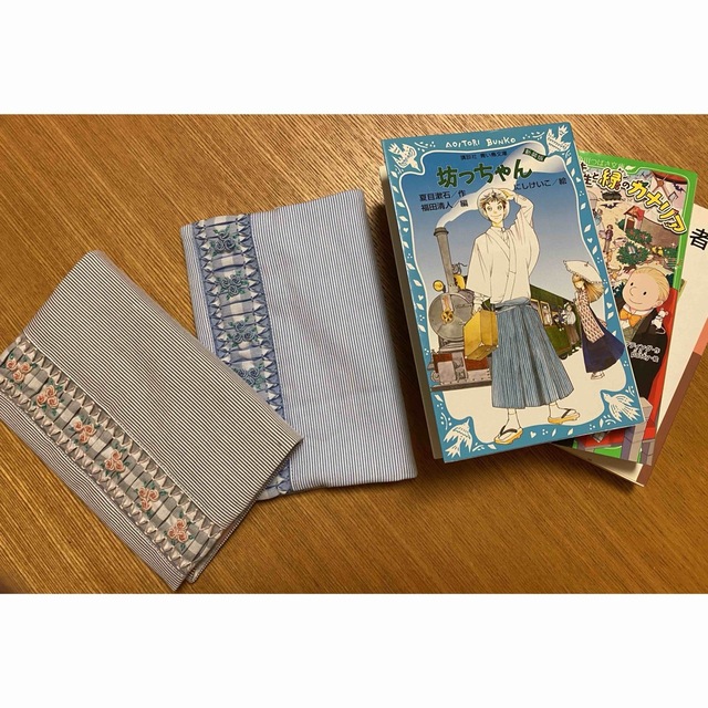 【水色1点】スモッキング　ブックカバー　ハンドメイド　刺繍　青い鳥文庫 ハンドメイドの文具/ステーショナリー(ブックカバー)の商品写真