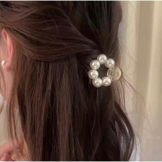 【新品未使用】韓国　パール　ヘアクリップ　バレッタ ♡♡ 4cm ♡♡④(バレッタ/ヘアクリップ)