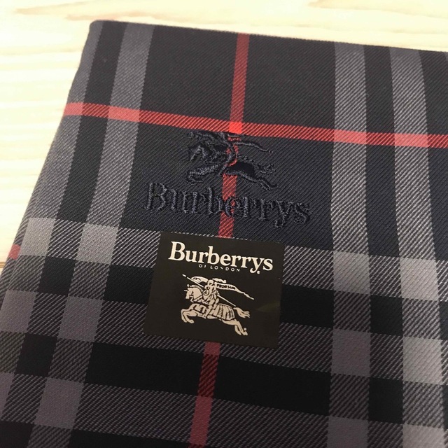 BURBERRY(バーバリー)のバーバリー　大判　ハンカチ　紳士用　新品 メンズのファッション小物(ハンカチ/ポケットチーフ)の商品写真