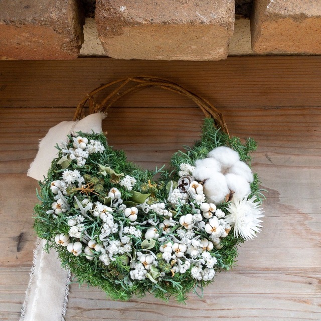 つぶつぶの実がかわいいナンキンハゼと白い小花たちと針葉樹のクリスマスハーフリース