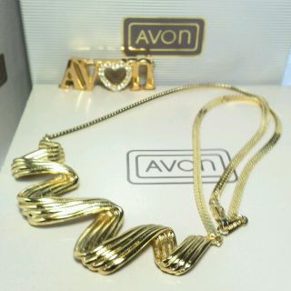 エイボン(AVON)のAVON 刻印ネックレス☆新品同様(ネックレス)