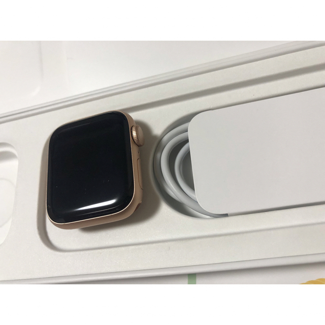 Apple Watch(アップルウォッチ)のAPPLE WATCH SE GPSモデル GOAL MKQ03J/A スマホ/家電/カメラのスマートフォン/携帯電話(その他)の商品写真