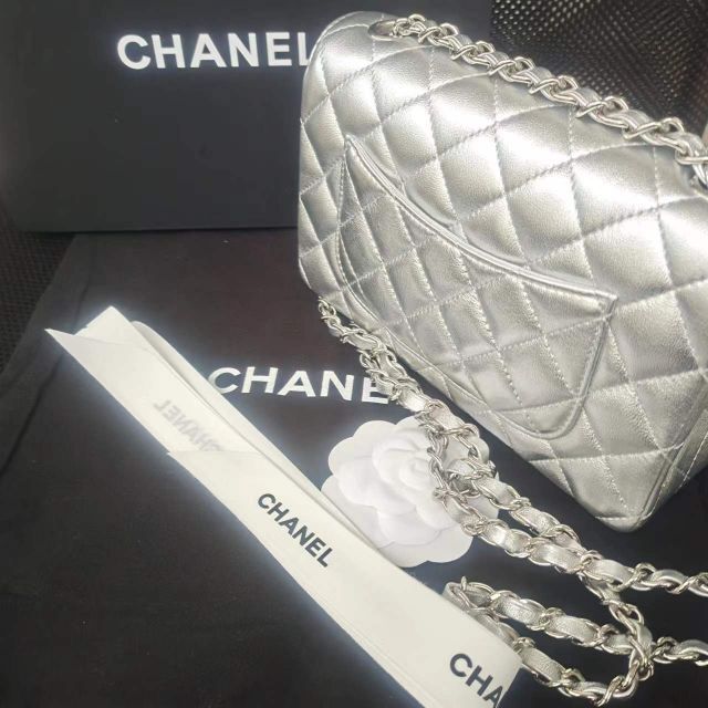 新しいエルメス CHANEL - CHANEL ミニマトラッセ シルバー ショルダー