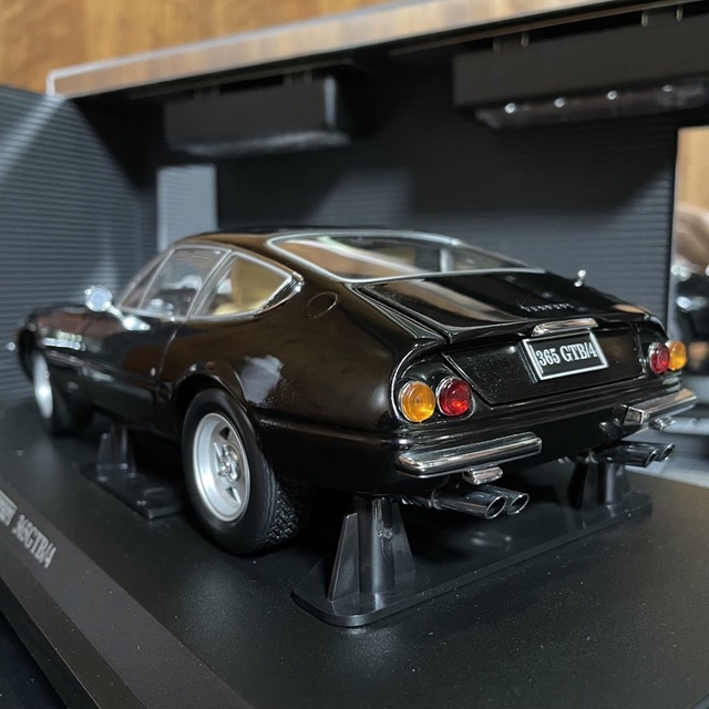ジャパン公式通販 絶版未展示品 京商 1/18 フェラーリ 365GTB/4