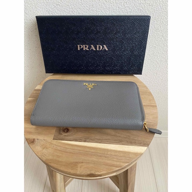 PRADA(プラダ)の★廃盤色★プラダ ラウンドファスナー　長財布 レディースのファッション小物(財布)の商品写真