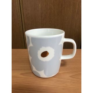 マリメッコ(marimekko)の専用✴︎新品未使用✴︎マリメッコ　アイシーグレー×ゴールドマグカップ(食器)