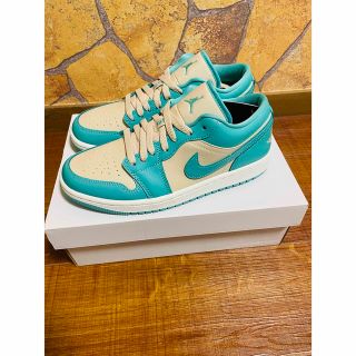 ナイキ(NIKE)のNIKE WMNS AIR JORDAN 1 LOW TEAL GREEN(スニーカー)