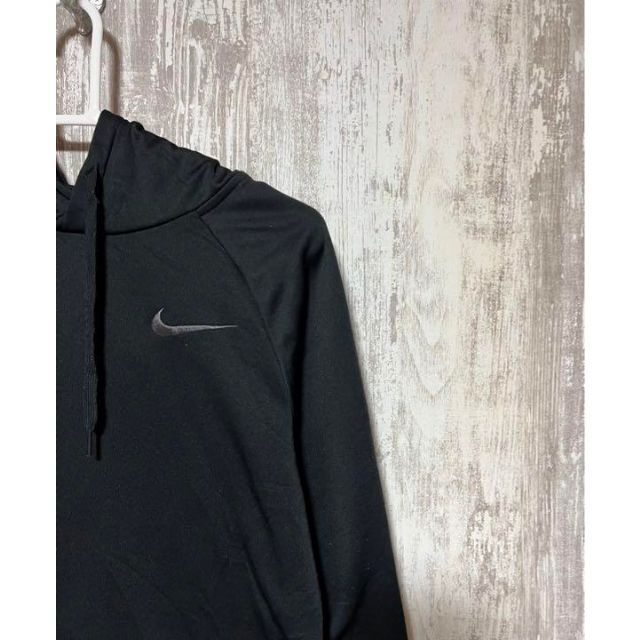 NIKE(ナイキ)のワンポイント刺繍ロゴ　ナイキ　NIKE パーカー　古着　DRYFIT メンズのトップス(パーカー)の商品写真