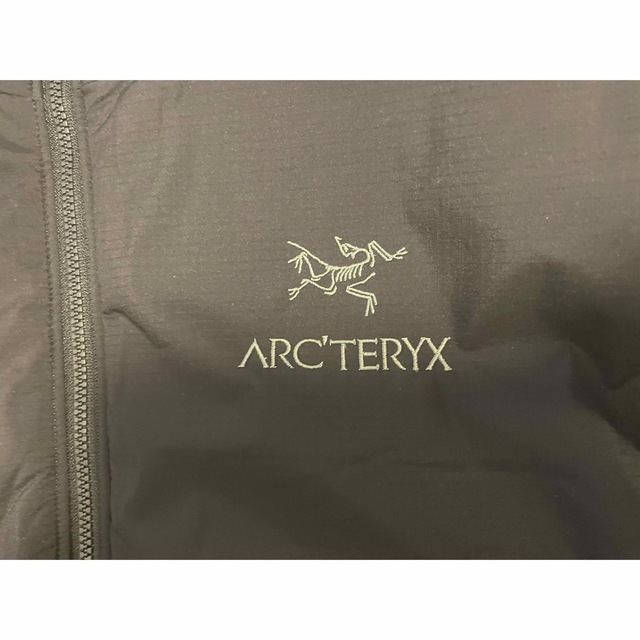 ARC'TERYX(アークテリクス)の【新品未使用】22FWアークテリクス　Atom AR フーディ　黒　サイズM メンズのジャケット/アウター(ダウンジャケット)の商品写真