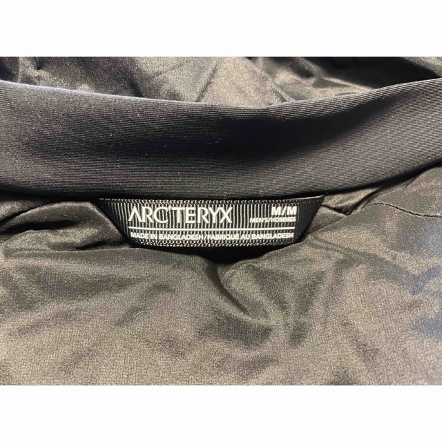 ARC'TERYX(アークテリクス)の【新品未使用】22FWアークテリクス　Atom AR フーディ　黒　サイズM メンズのジャケット/アウター(ダウンジャケット)の商品写真