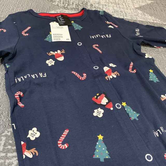 H&M(エイチアンドエム)のH&M クリスマスパジャマ120から130cm キッズ/ベビー/マタニティのキッズ服女の子用(90cm~)(パジャマ)の商品写真