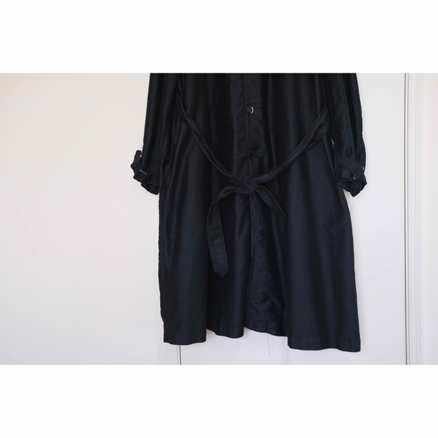 COMOLI(コモリ)のOUTIL （ウティ）MANTEAU UZES （BLACK） サイズ2 メンズのジャケット/アウター(ステンカラーコート)の商品写真