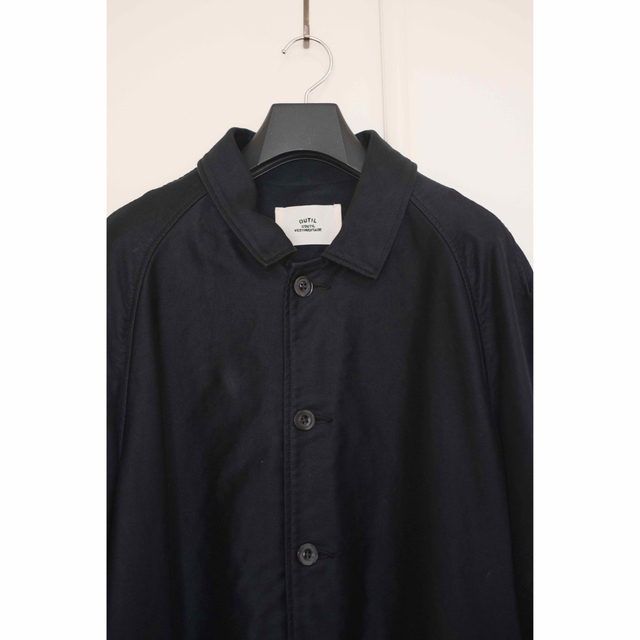 COMOLI(コモリ)のOUTIL （ウティ）MANTEAU UZES （BLACK） サイズ2 メンズのジャケット/アウター(ステンカラーコート)の商品写真