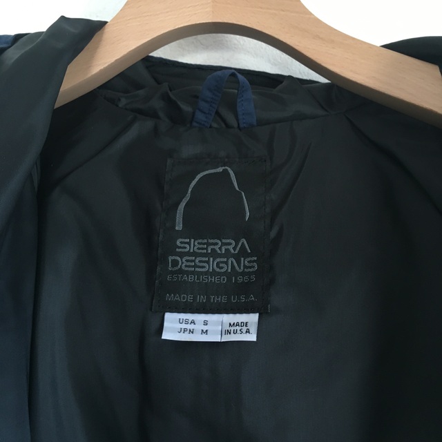 SIERRA DESIGNS(シェラデザイン)のシェラデザインズ USエンブレムダウンジャケット ミッドナイト メンズのジャケット/アウター(ダウンジャケット)の商品写真