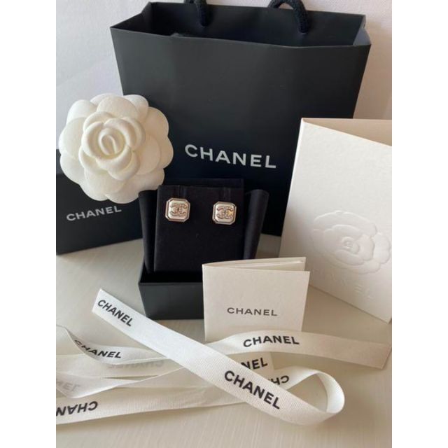 格安得価 CHANEL (2022 Collection) ピアス 定番NEW