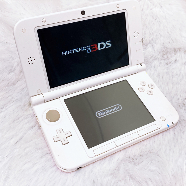 ニンテンドー3DS(ニンテンドー3DS)のニンテンドー3DS LL ピンク ホワイト エンタメ/ホビーのゲームソフト/ゲーム機本体(携帯用ゲーム機本体)の商品写真