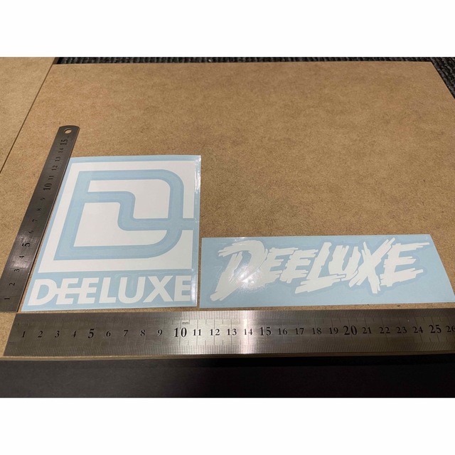 DEELUXE ディーラックス　カッティング　ステッカー　白　2枚 スポーツ/アウトドアのスノーボード(その他)の商品写真