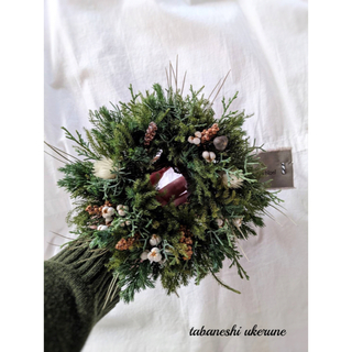 針葉樹が香る野ばらの実を添えた 冬の贈り物 クリスマス リース ドライフラワー