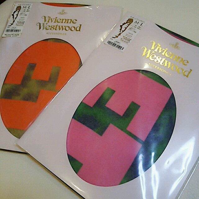 Vivienne Westwood(ヴィヴィアンウエストウッド)のユキ様専用💗新品💛2枚セット❄ヴィヴィアン メッセージ プリント タイツ レディースのレッグウェア(タイツ/ストッキング)の商品写真