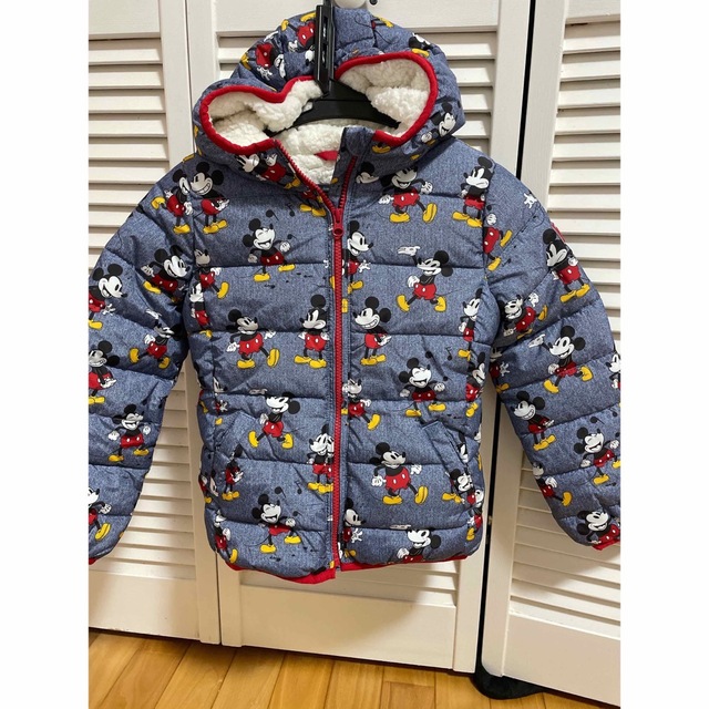 GAP Kids(ギャップキッズ)のGAP kids ディズニー　ミッキーマウス　ダウン　ジャケット キッズ/ベビー/マタニティのキッズ服男の子用(90cm~)(ジャケット/上着)の商品写真