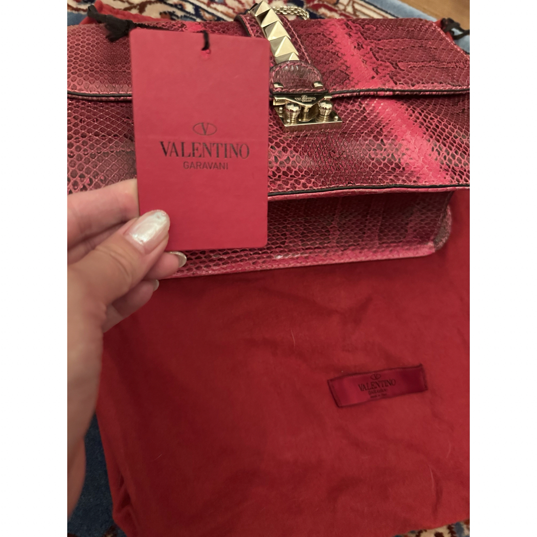 本物レア日本未入荷valentinoピンク色パイソンチェーン付ショルダーバッグ