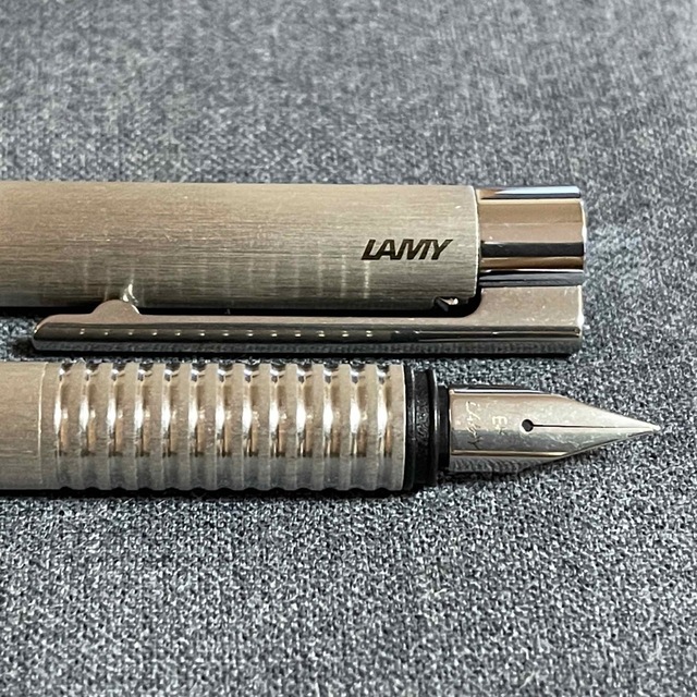 LAMY(ラミー)のLAMY 万年筆 （ロゴ　ステンレス　ヘアライン） インテリア/住まい/日用品の文房具(ペン/マーカー)の商品写真