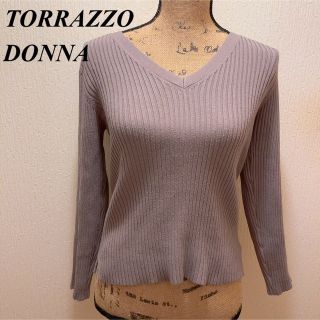 トラッゾドンナ(TORRAZZO DONNA)の美品タグ付き★グレージュTORRANZZODONNA前後Vネックリブ編みセーター(ニット/セーター)